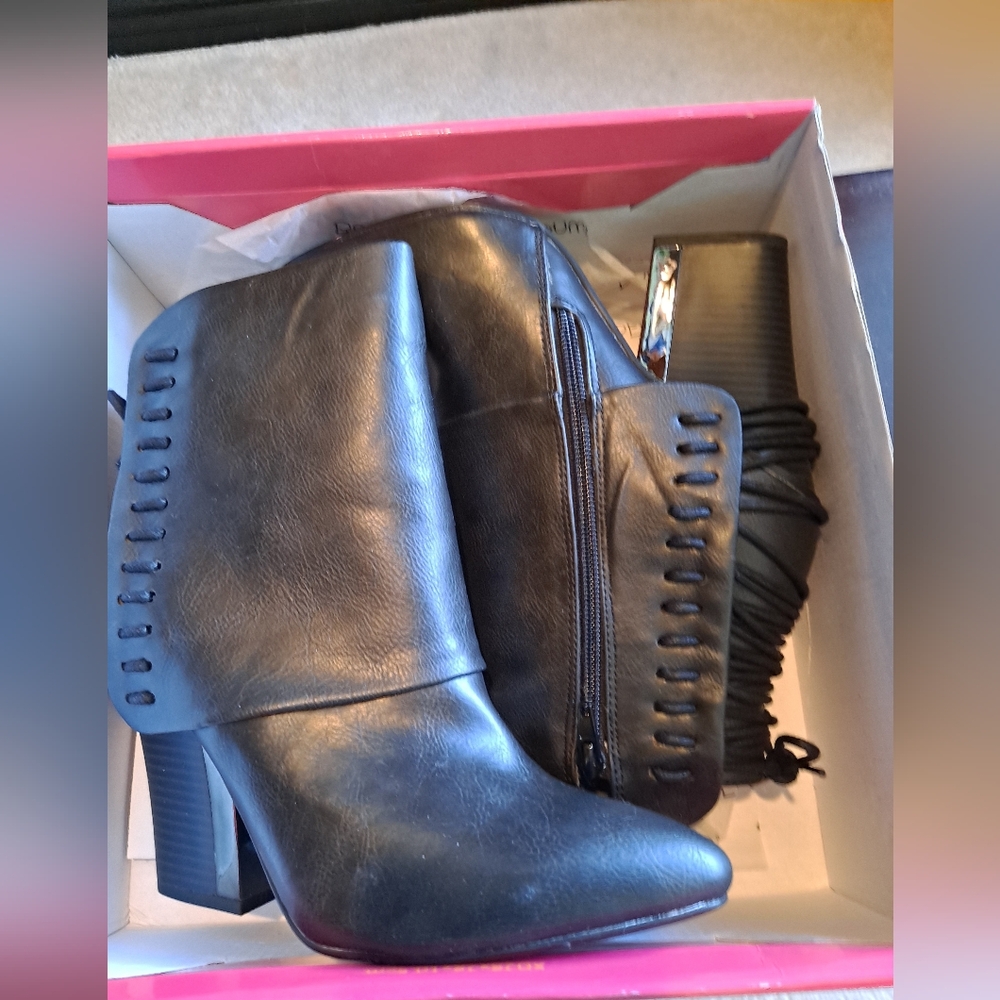 Bumper “Melody 01” Black Lace-Up Heel Ankle Boots Sz 7.5